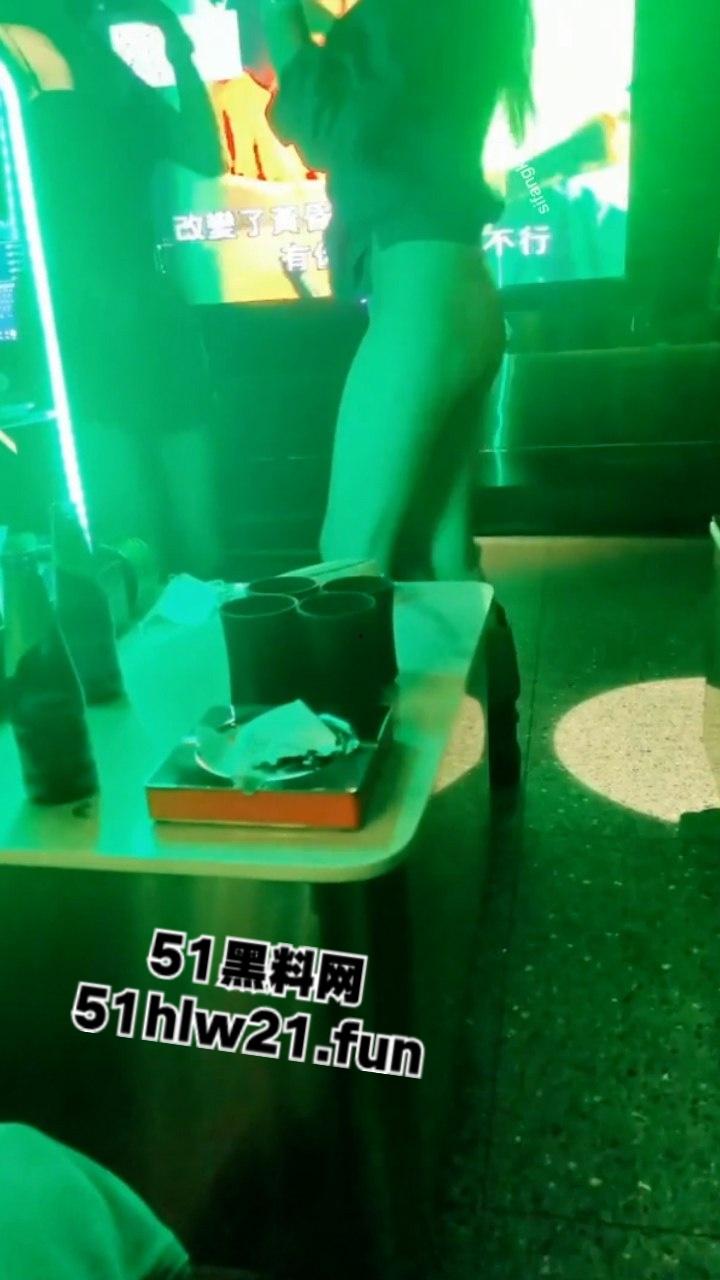 爆料不知名地下KTV淫乱尺度十级打码,坐台小姐大方摸奶抠逼光着屁股漏毛嬉戏。-3
