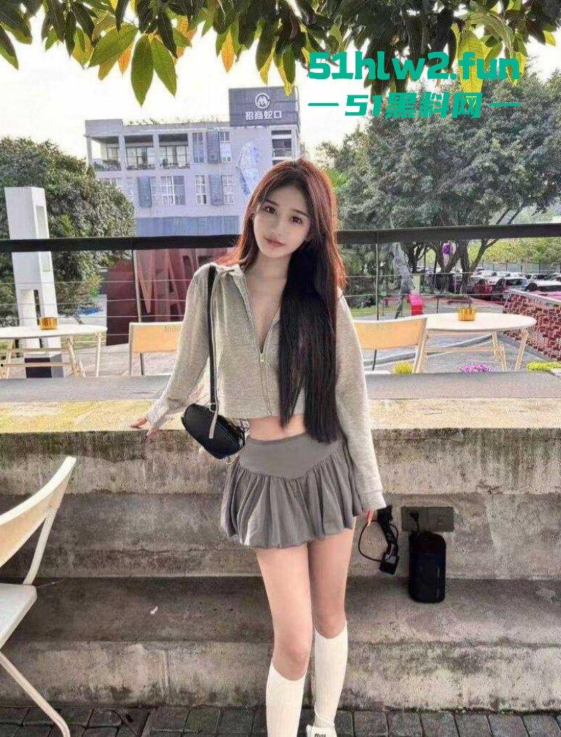 汕头大学约炮门!黑丝高跟白月光被体育生后入逛干,男友舍不得操的大一学妹被人站起来狂蹬!-4