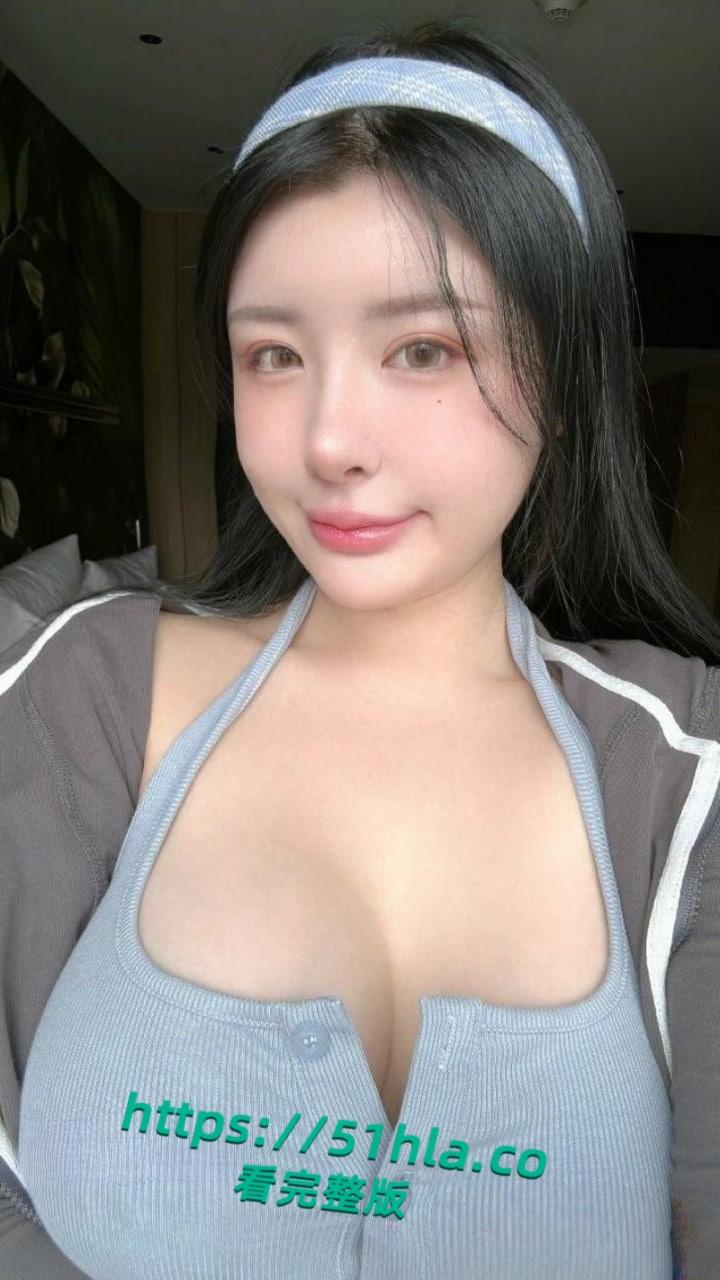 高颜值女神【Cocopie0218】浴池自慰拍摄，丰乳肥臀诱惑十足，白虎逼被道具抽插淫水四溢！-1