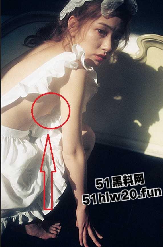 抖音260W粉丝的网红博主【百万个垃圾桶】未成名前拍摄的尺度写真合集流出,粉嫩三点清晰可见!-6