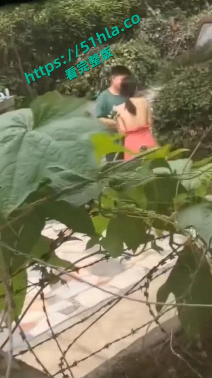 年轻男女户外打野激情，抠逼口交火辣开场，无套抽插狂操野外激情挑逗感官！-2