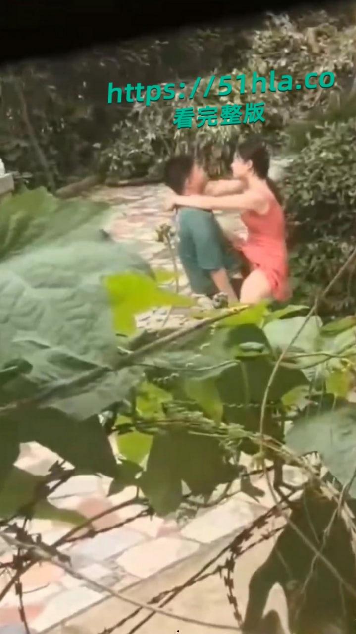 年轻男女户外打野激情，抠逼口交火辣开场，无套抽插狂操野外激情挑逗感官！-6