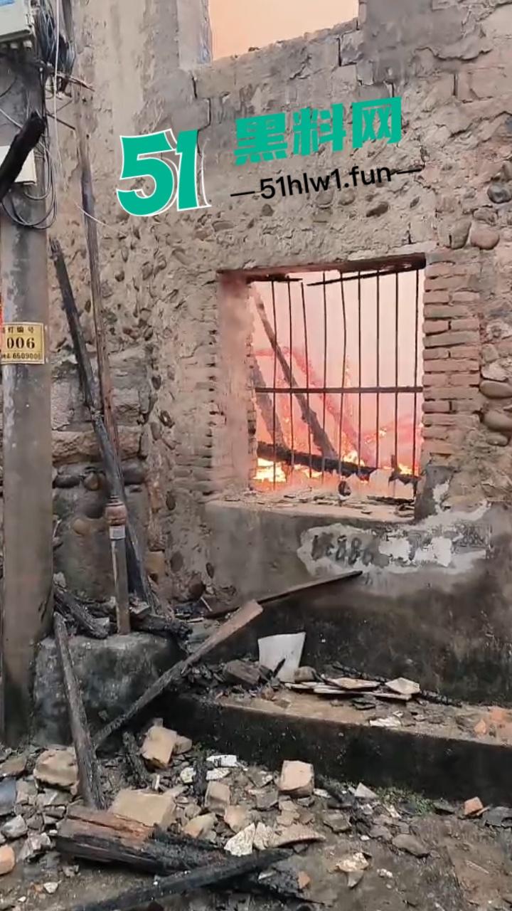 浙江丽水傻子家中点火烧衣玩大了 民房起火连片烧 半个村都烧没了 现场火灾视频流出-4