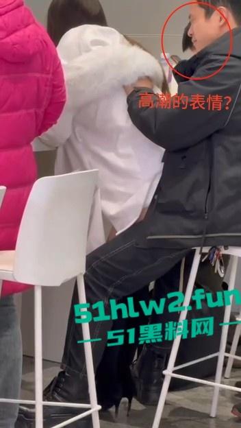 车站候车厅手机充电站惊险一对情侣,不顾周围众人大胆当街做爱视频曝光,这个刺激度也太上头了吧。-2