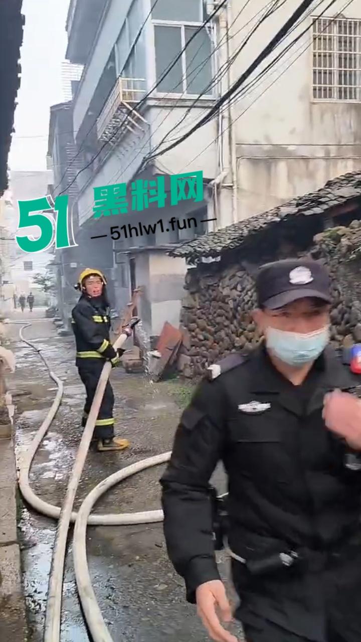 浙江丽水傻子家中点火烧衣玩大了 民房起火连片烧 半个村都烧没了 现场火灾视频流出-6