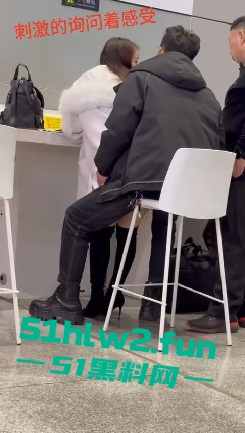 车站候车厅手机充电站惊险一对情侣,不顾周围众人大胆当街做爱视频曝光,这个刺激度也太上头了吧。-5