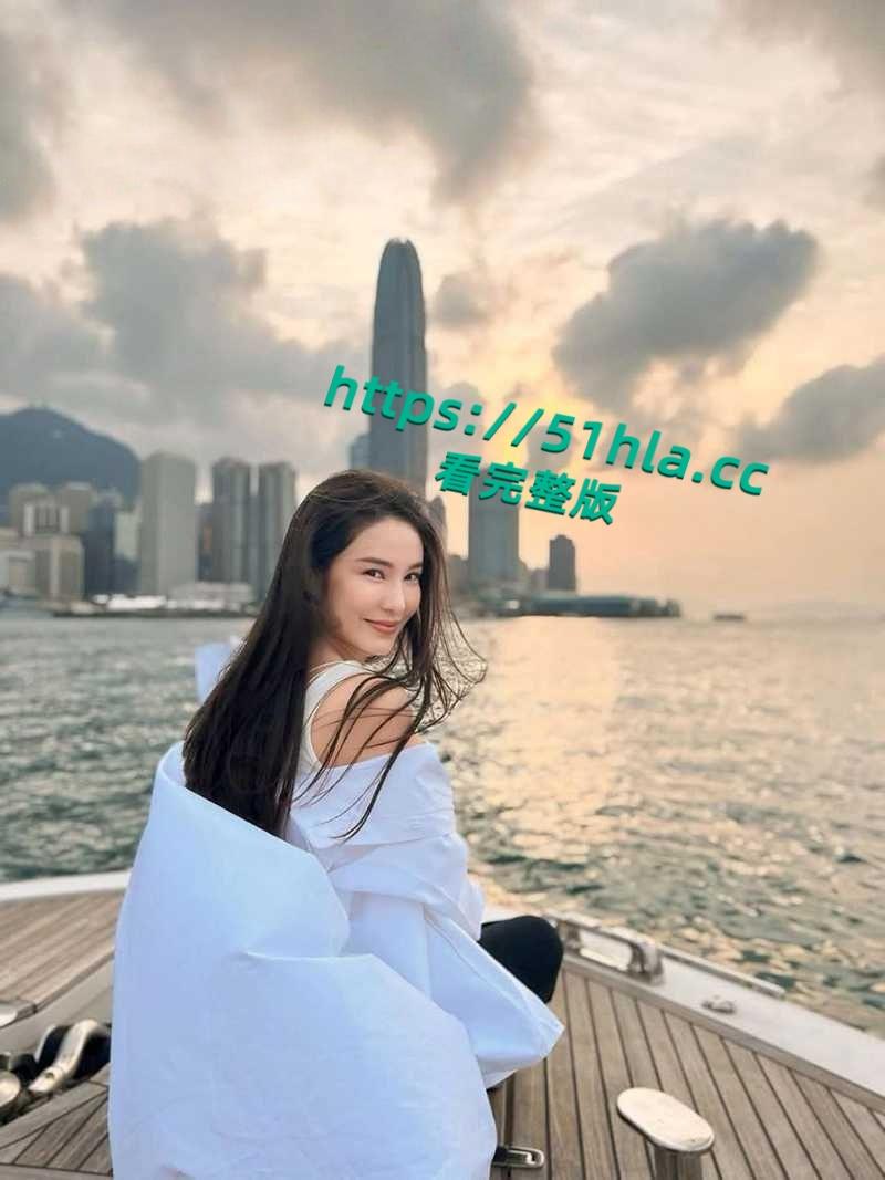 香港中文大学毕业生，现任企业经理没想到私下竟这么骚，极品尤物早期做黄播视频被曝光！-4