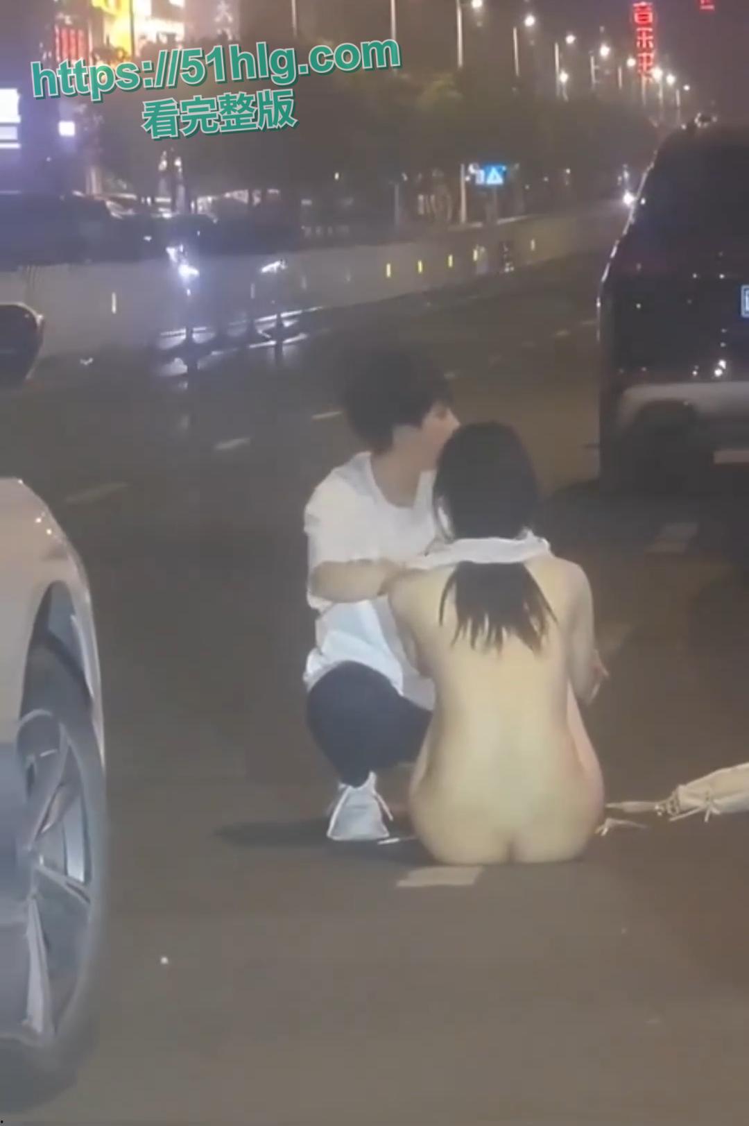 【沈阳】街头火爆一幕!情侣斗气,靓妹当场脱衣,性感身材白皙皮肤,围观群众大饱眼福!-6