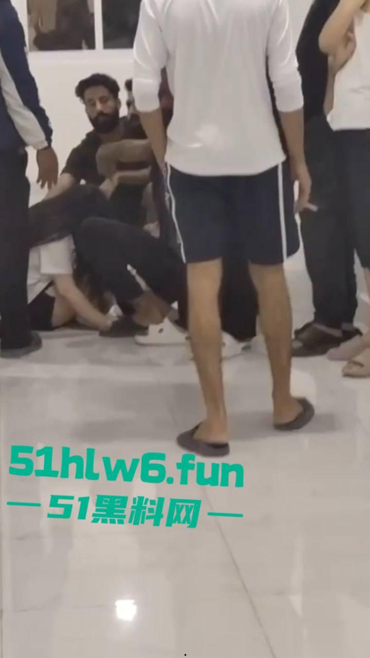 柬埔寨波贝太子园区,韩国男子强奸女子被老外们制止逮捕,韩国男还现场装逼结果直接被警方带走。-4