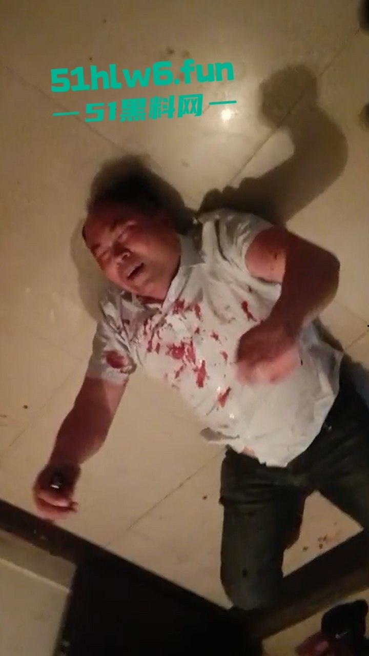 四川达州狗男女出轨抓奸在床，秃头奸夫被对方老公暴打出血躺地喊妈。-2