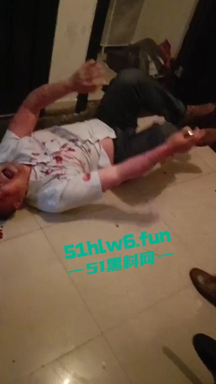 四川达州狗男女出轨抓奸在床，秃头奸夫被对方老公暴打出血躺地喊妈。-3
