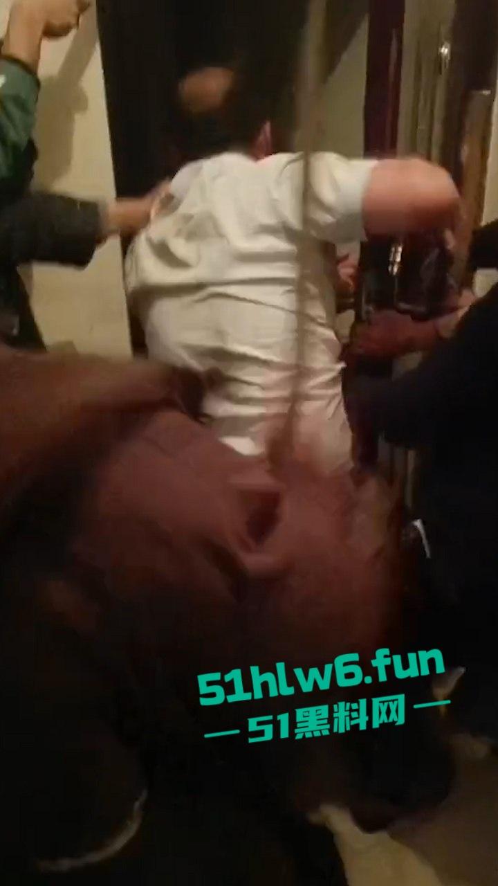 四川达州狗男女出轨抓奸在床，秃头奸夫被对方老公暴打出血躺地喊妈。-4