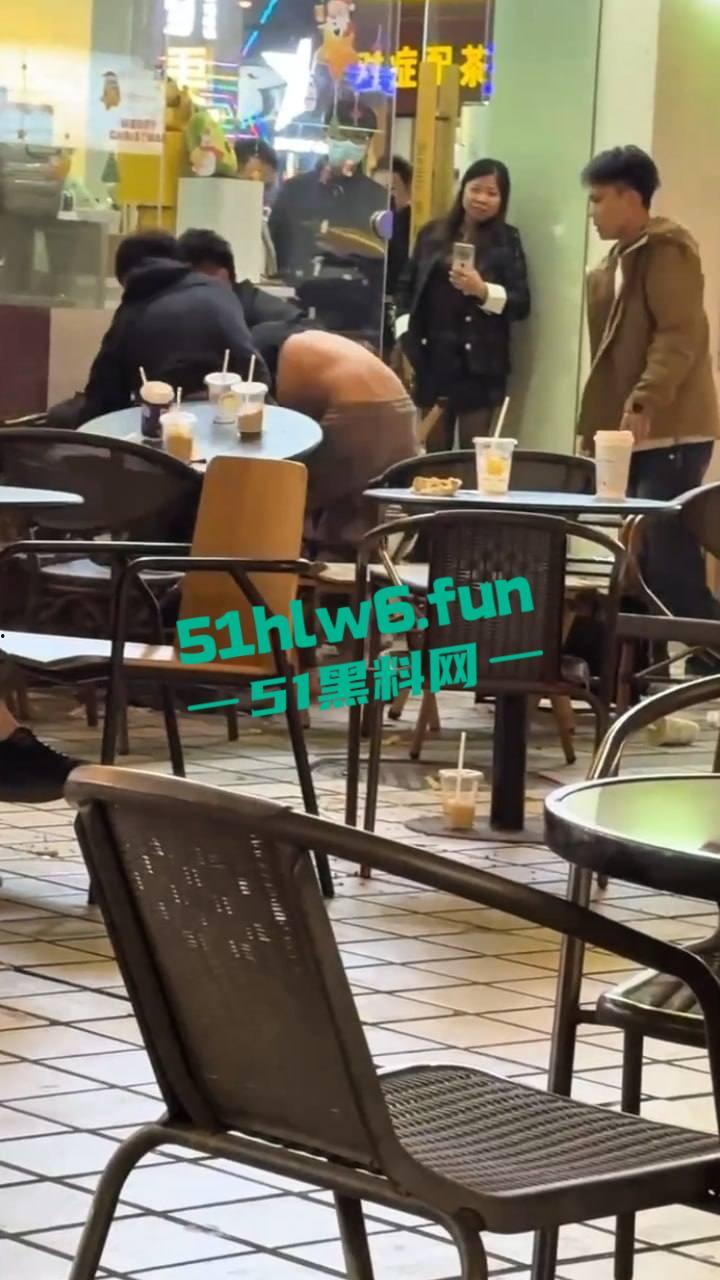 浙江义乌尚尚电竞酒店旁奶茶店门外发生乱斗,一男子见色起义撩骚美女被其男友发现带朋友群殴暴揍。-2