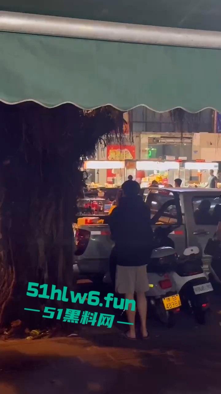 三亚港华夜市两摊主为争半米摊位持刀互砍,现场围观惨叫声惊悚起鸡皮。-2