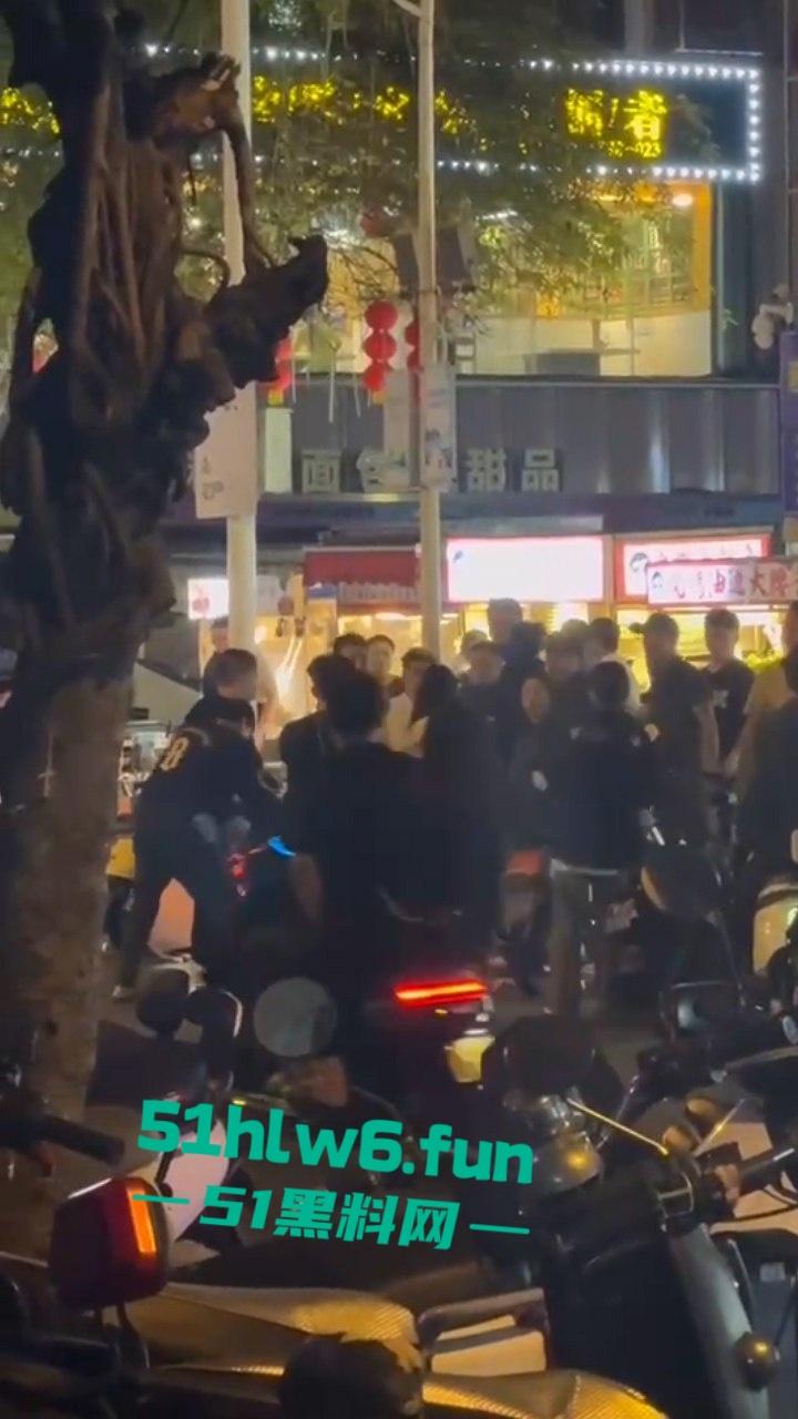 三亚港华夜市两摊主为争半米摊位持刀互砍,现场围观惨叫声惊悚起鸡皮。-3