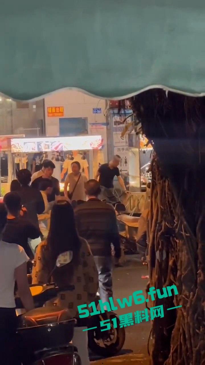 三亚港华夜市两摊主为争半米摊位持刀互砍,现场围观惨叫声惊悚起鸡皮。-4