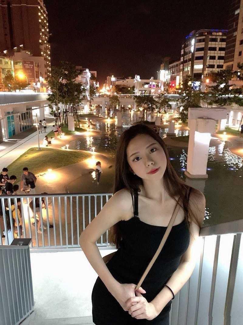 河北信工职业学院【李露】劈腿 前男友将其不雅视频曝光 高颜值 大长腿 翘着肥臀在厕所被疯狂后入-2