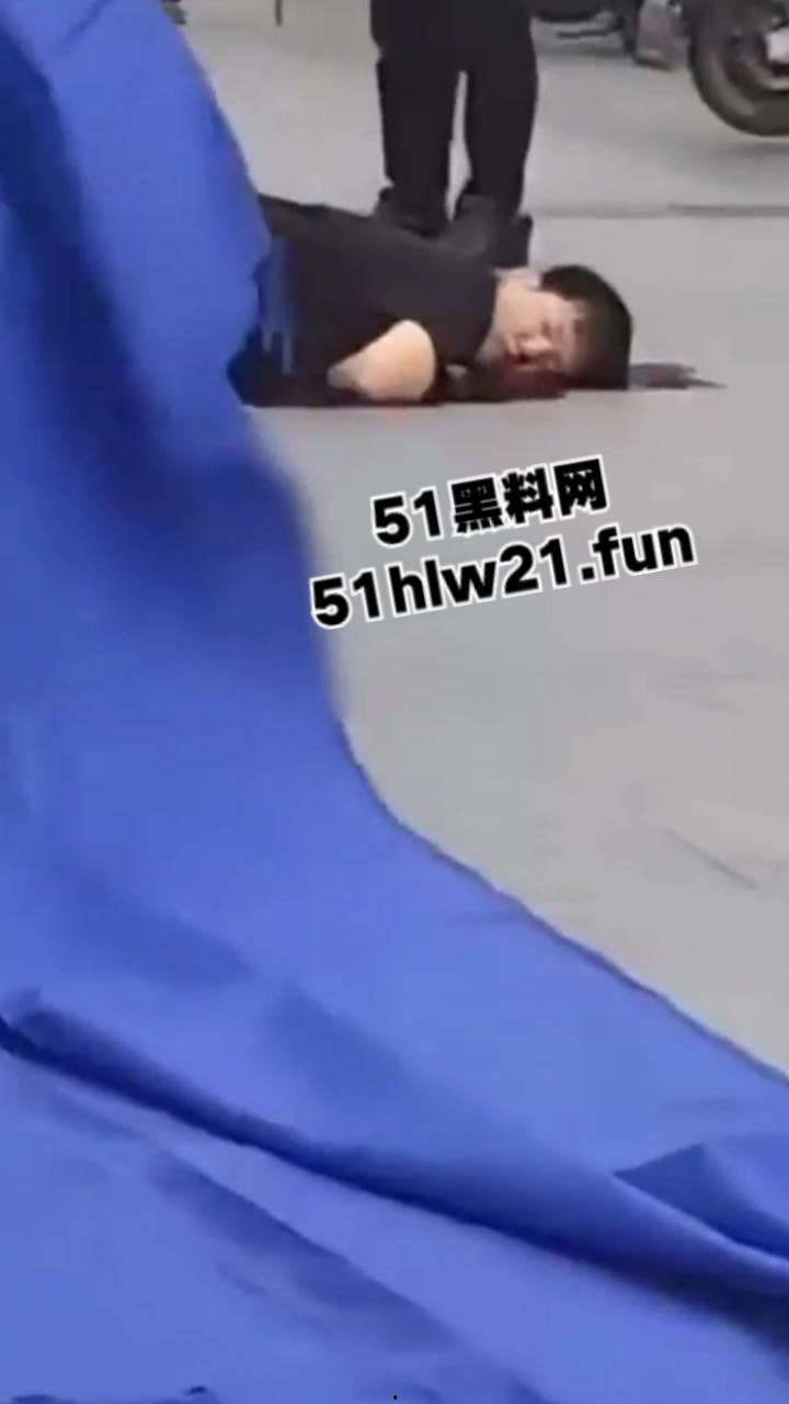 浙江绍兴大唐街道大润发超市门外,发生持刀伤人恶性事件,多名男子浑身是血倒地不起,行凶者疑似报复社会。-1