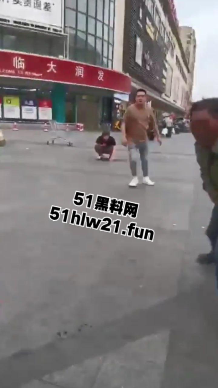 浙江绍兴大唐街道大润发超市门外,发生持刀伤人恶性事件,多名男子浑身是血倒地不起,行凶者疑似报复社会。-7