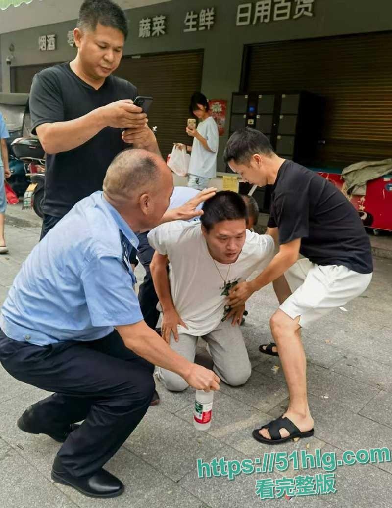 【耒阳】街头砍人案监控流出 31岁段某超疯狂砍人 被砍孩童哭喊救命 多人倒地丧命 画面恐怖血腥 胆小勿入-3