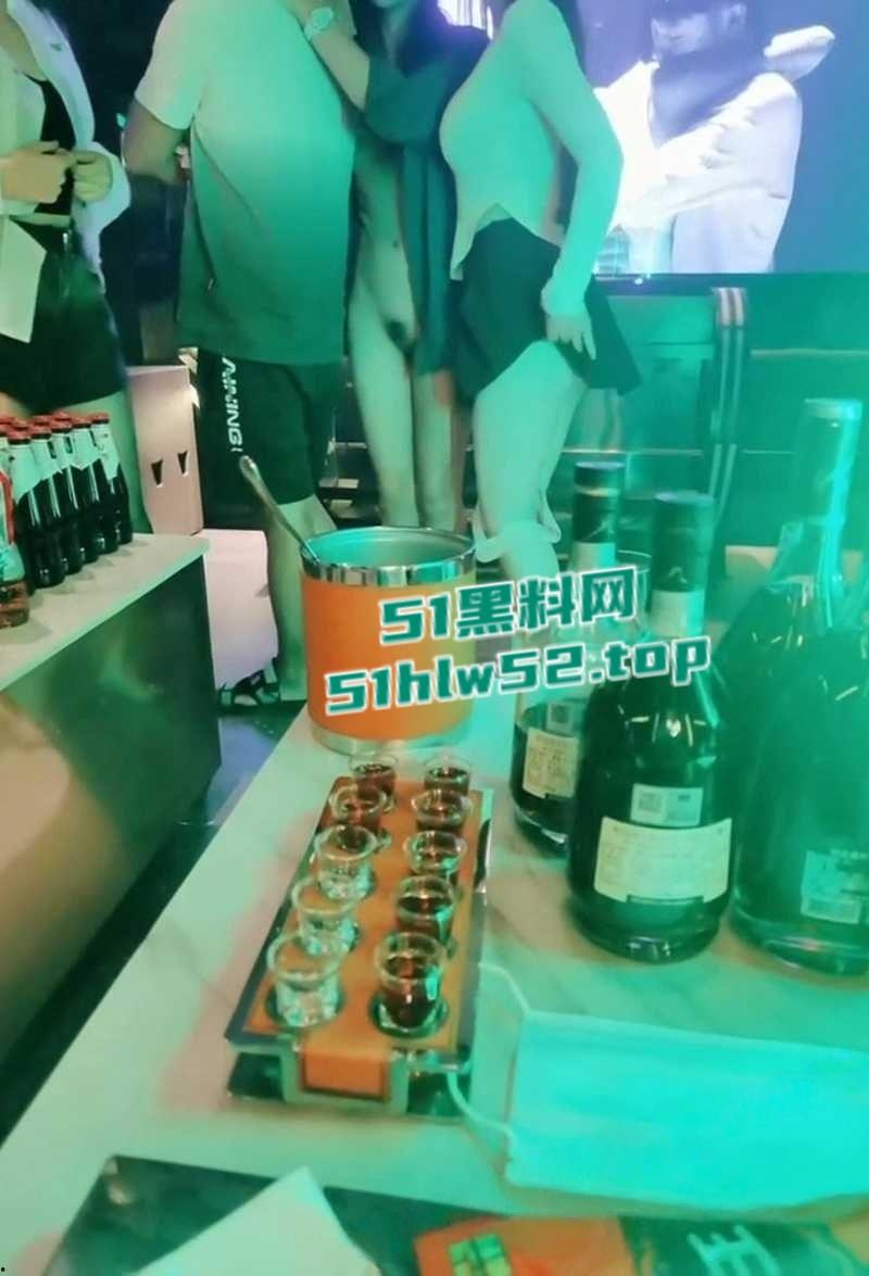 极品人妻【小鲸鱼】KTV淫趴视频流出，闺蜜当众露逼揉奶狂跳骚舞撩拨群男，少妇还是更会玩啊！-3