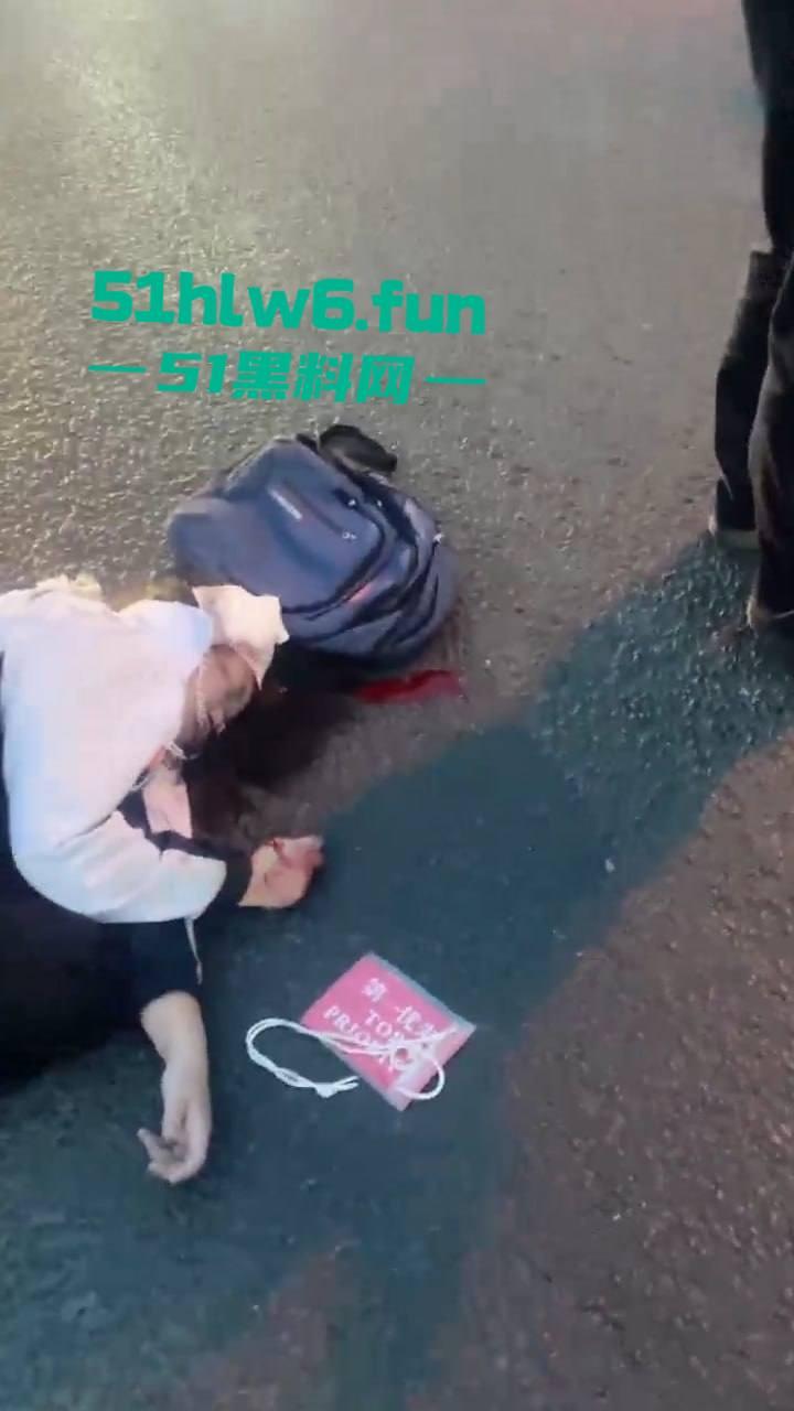 北京市房山区车祸事件,琉璃河大桥发生事故大卡车司机发疯,冲进车流撞死5名中学生。-2