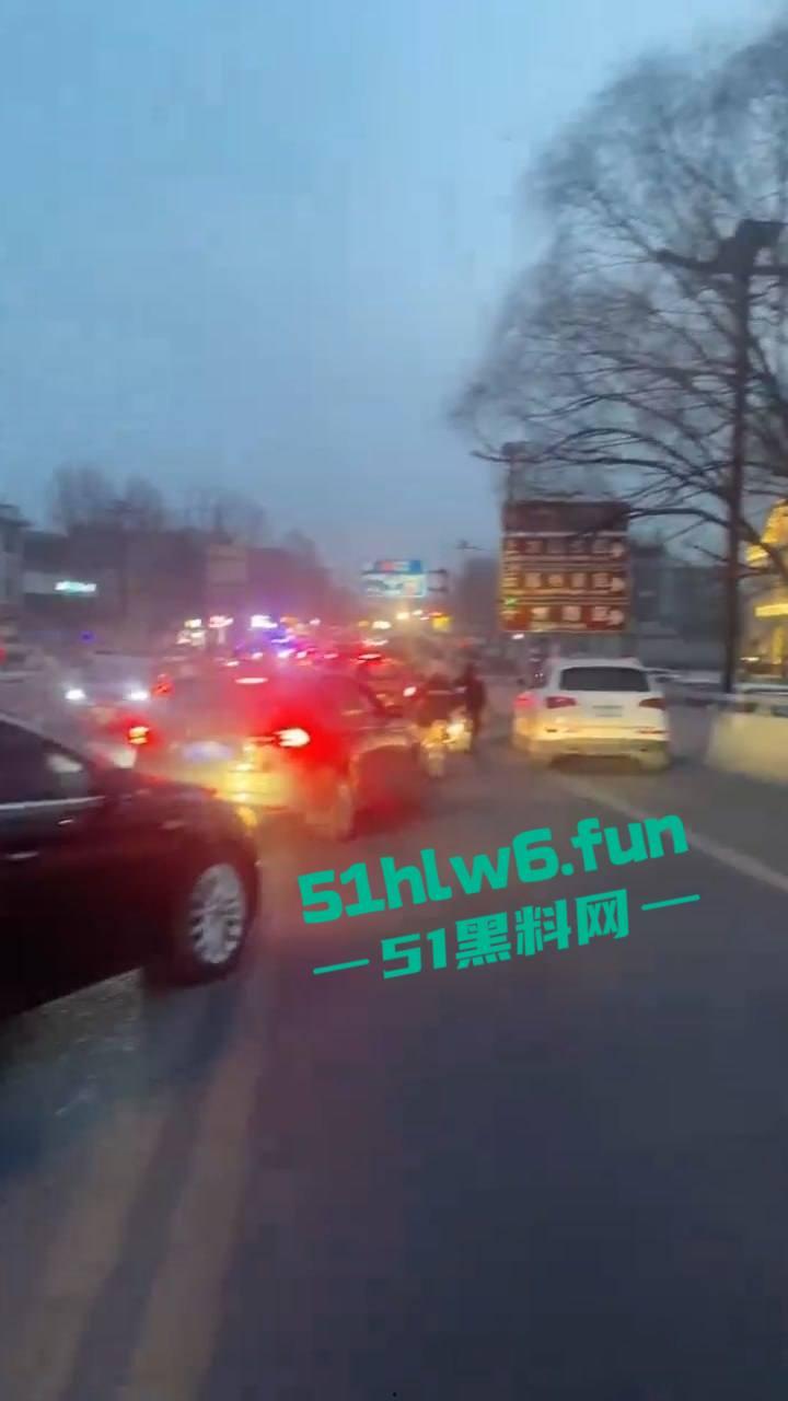 北京市房山区车祸事件,琉璃河大桥发生事故大卡车司机发疯,冲进车流撞死5名中学生。-3