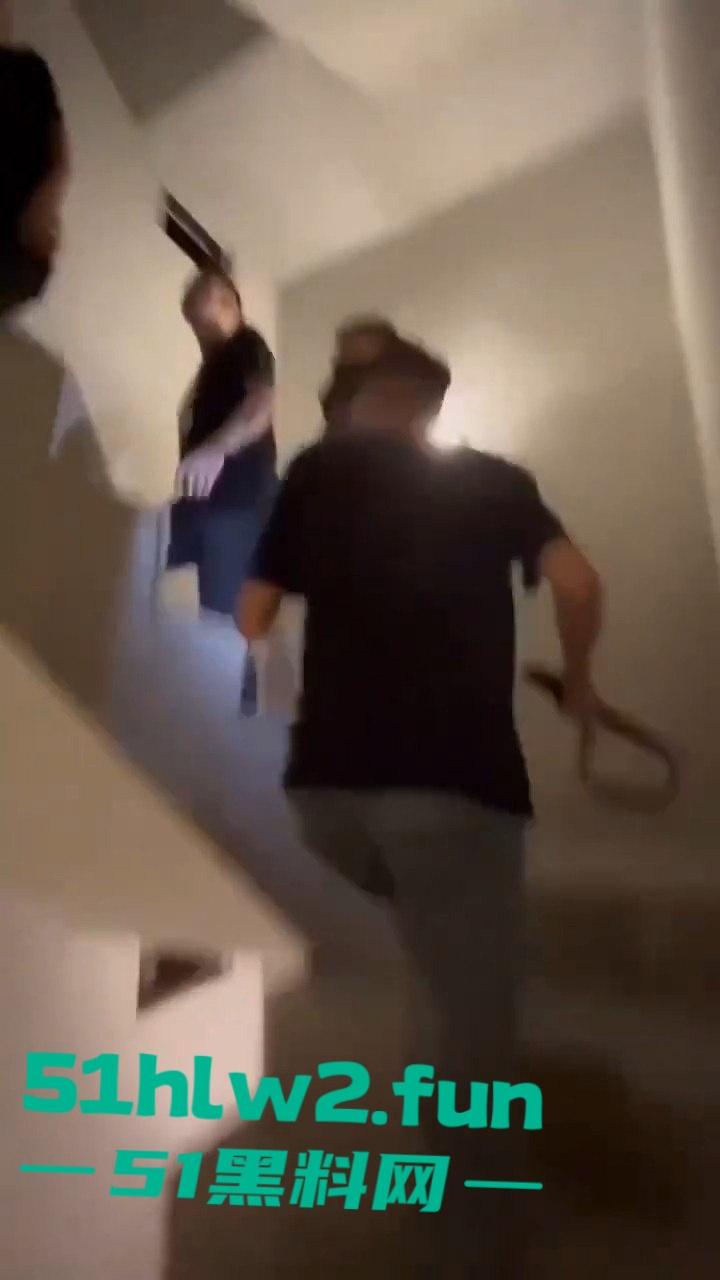 台湾直播主遭一群人拳打脚踢，直播间瞬间变战场，棍子都拿出来了招呼着打，实在是辣眼！-2