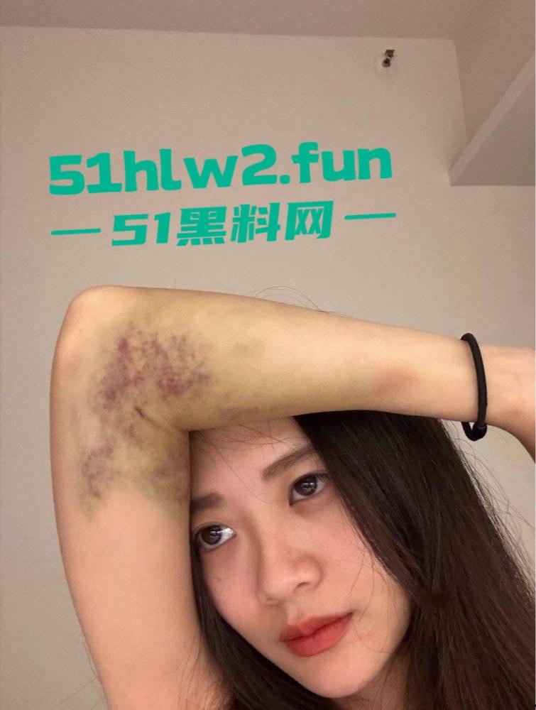 台湾直播主遭一群人拳打脚踢，直播间瞬间变战场，棍子都拿出来了招呼着打，实在是辣眼！-4