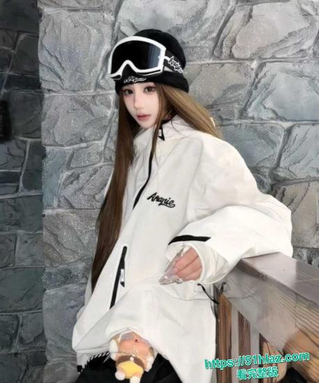 千万网红老白与滑雪圈美女陪玩事件 3000陪滑费给不起 女主直播发声控诉白嫖行为 却被扒出是高端外围转型 露脸实锤曝光很骚很会撩-2