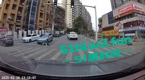 长沙惊现亡命司机，曙光中路地铁站汽车闯红灯狂撞行人，现场鸡飞狗跳司机是真疯了？-5