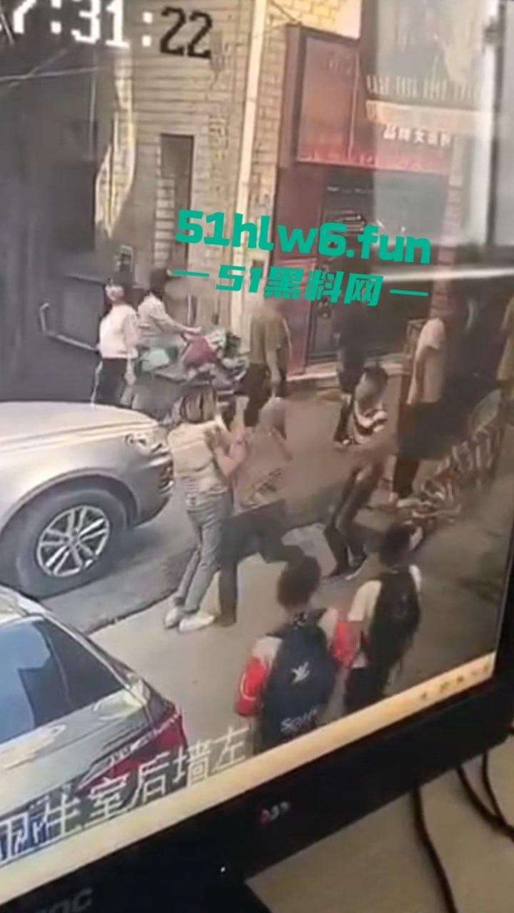 郑州男子持菜刀事件,妻子出轨被老公发现,直接拿菜刀当场砍死奸夫再追妻子狂砍。-2