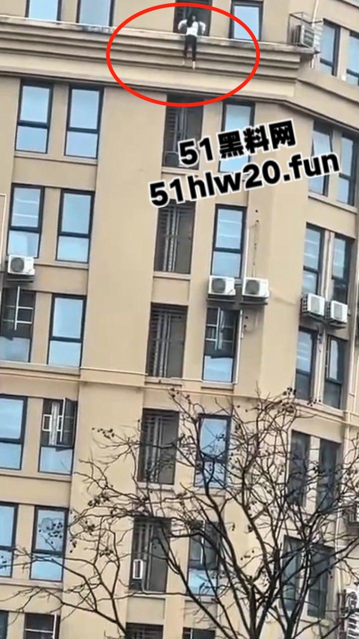 自杀跳楼实拍,辽宁十几岁女孩因谈恋爱被家人阻止,被家人囚禁在家中,女孩逃出窗外跳楼自杀。-3