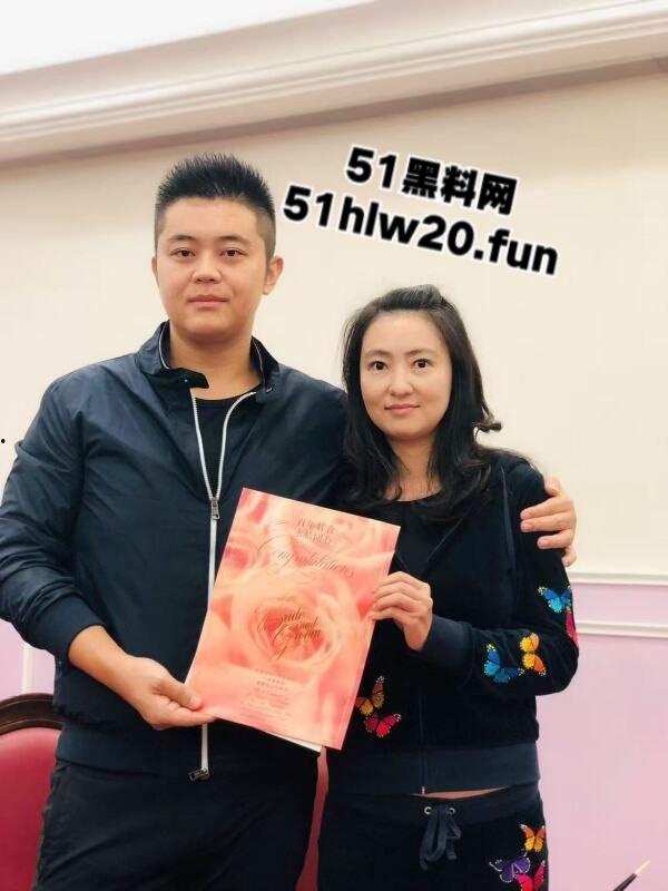 小混混摇身一变成老板！深圳盐田曼哈幼儿园老板王瑞带前妻一家老小吃软饭骗走香港富婆上千万，网友喊话赶紧开课教学。-5