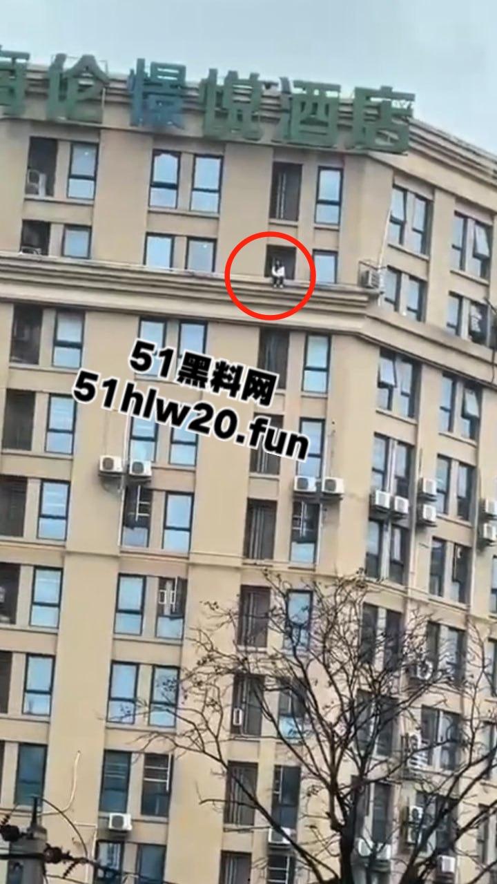 自杀跳楼实拍,辽宁十几岁女孩因谈恋爱被家人阻止,被家人囚禁在家中,女孩逃出窗外跳楼自杀。-5