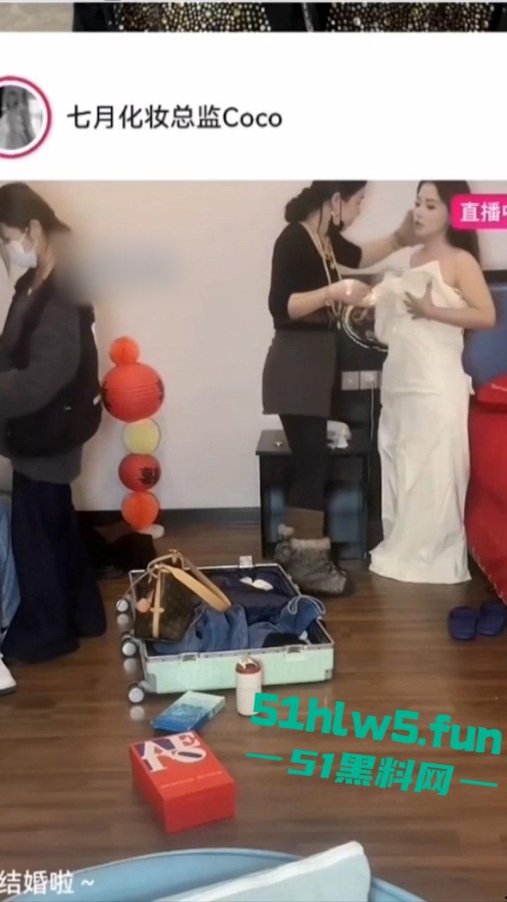 抖音化妆博主【七月Coco】直播新娘化妆露点走光完整版,录屏流出酥软乳房秀翻直播现场!-2