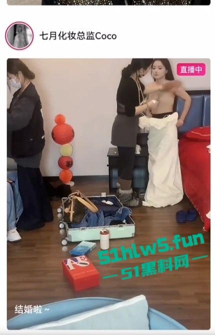 抖音化妆博主【七月Coco】直播新娘化妆露点走光完整版,录屏流出酥软乳房秀翻直播现场!-4