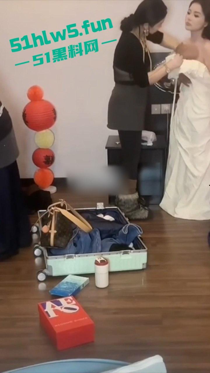 抖音化妆博主【七月Coco】直播新娘化妆露点走光完整版,录屏流出酥软乳房秀翻直播现场!-6