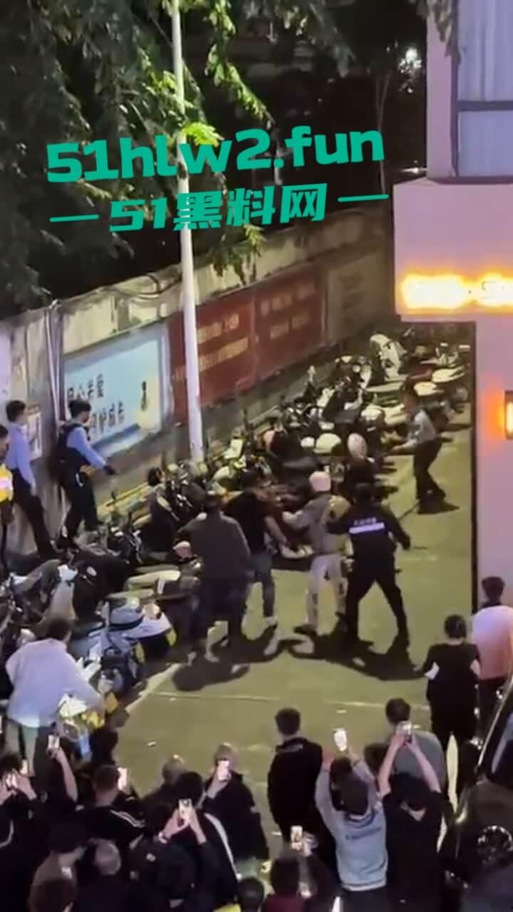 海南三亚金鸡岭,富天乐酒店门口民警和歹徒搏斗全过程,男子强奸未遂被巡逻民警发现并逮捕。-6