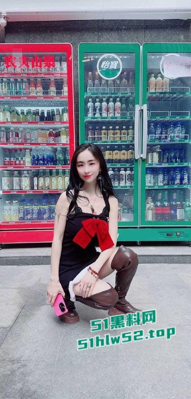 推特网红【西安大表姐】最新露出合集，餐厅商场天桥肆意露出狂欢自慰，淫荡表情反差到极致！-4