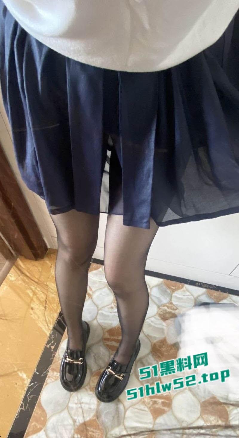 内蒙古乌兰浩特【张雪萌】人人可操的公交车,据说已约炮20多人,舔奶啪啪内射画面曝光极度淫靡!-4