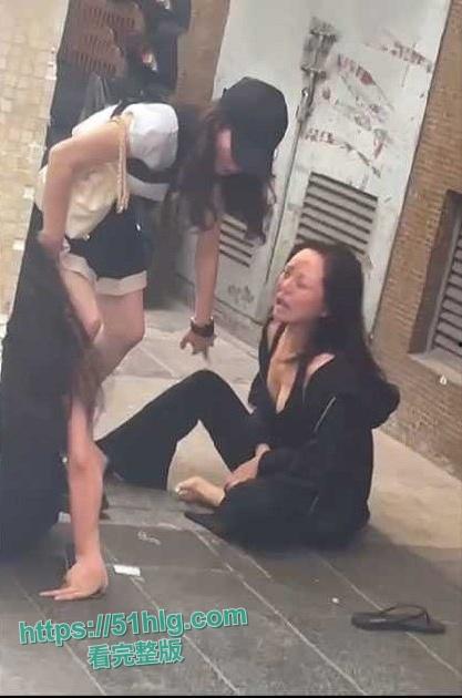 高颜值巨乳辣妹真空街斗!雪白的巨乳尽显无遗,香艳场景令人目眩神迷-3