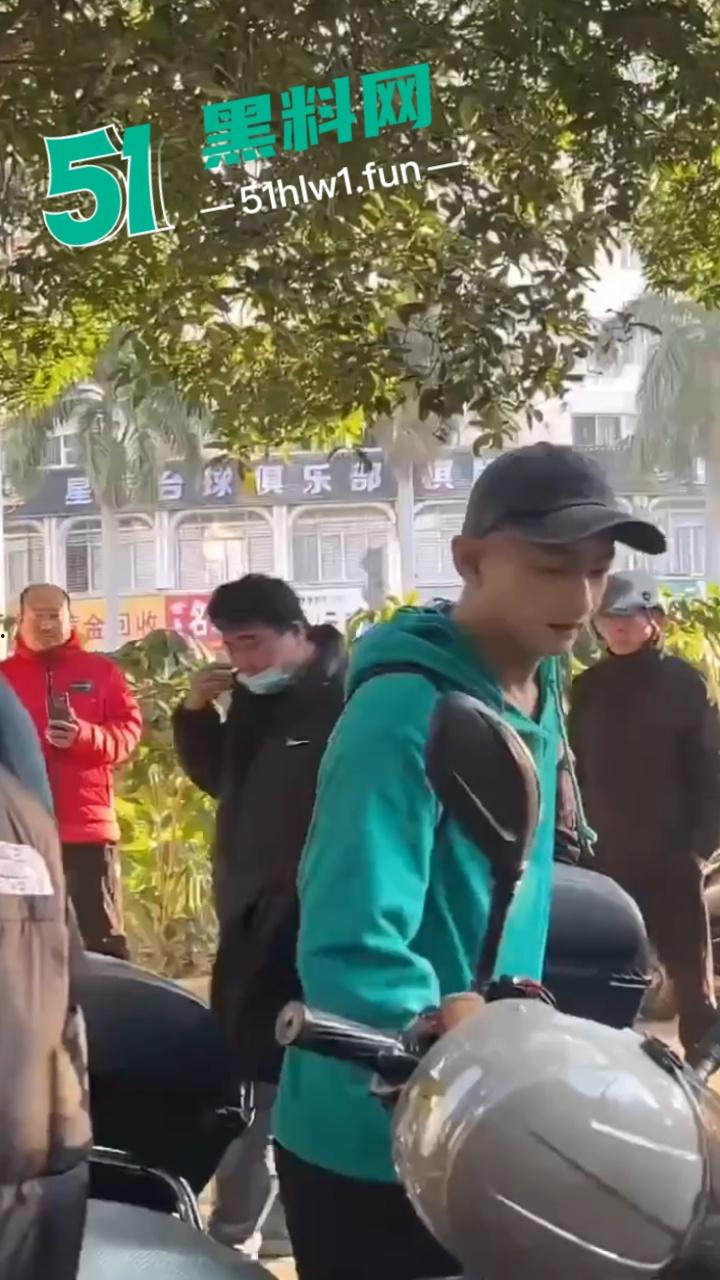 泉州石狮鸳鸯池公园免费爱心早餐摊,被大爷破口大骂只因来晚没拿到油条,果然生米恩斗米仇啊。-2