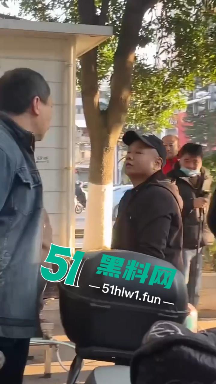 泉州石狮鸳鸯池公园免费爱心早餐摊,被大爷破口大骂只因来晚没拿到油条,果然生米恩斗米仇啊。-3