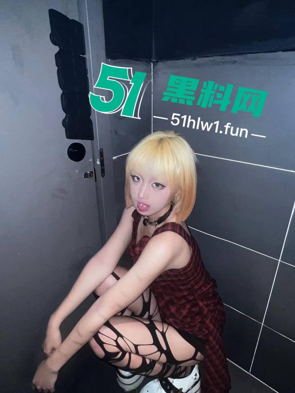 沈阳高颜值女大学生【刘欣语】大尺度视频合集,大量淫荡发骚视频惨遭金主曝光。-4