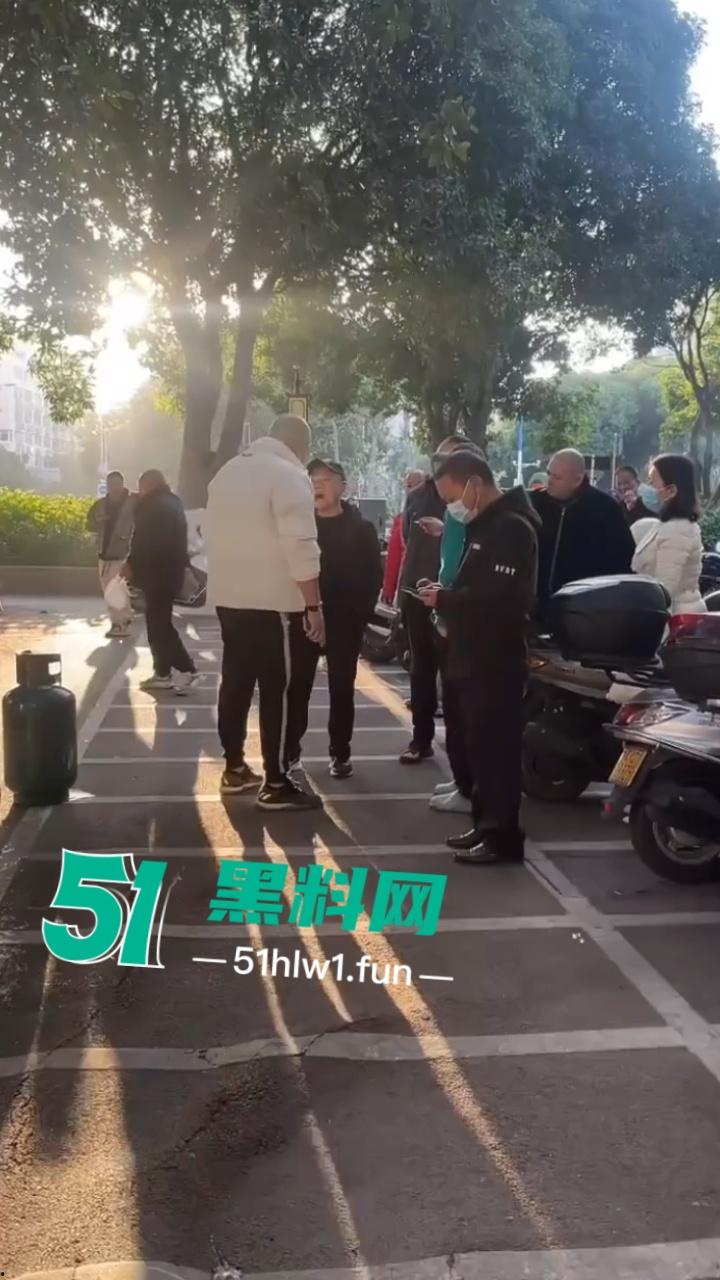 泉州石狮鸳鸯池公园免费爱心早餐摊,被大爷破口大骂只因来晚没拿到油条,果然生米恩斗米仇啊。-7