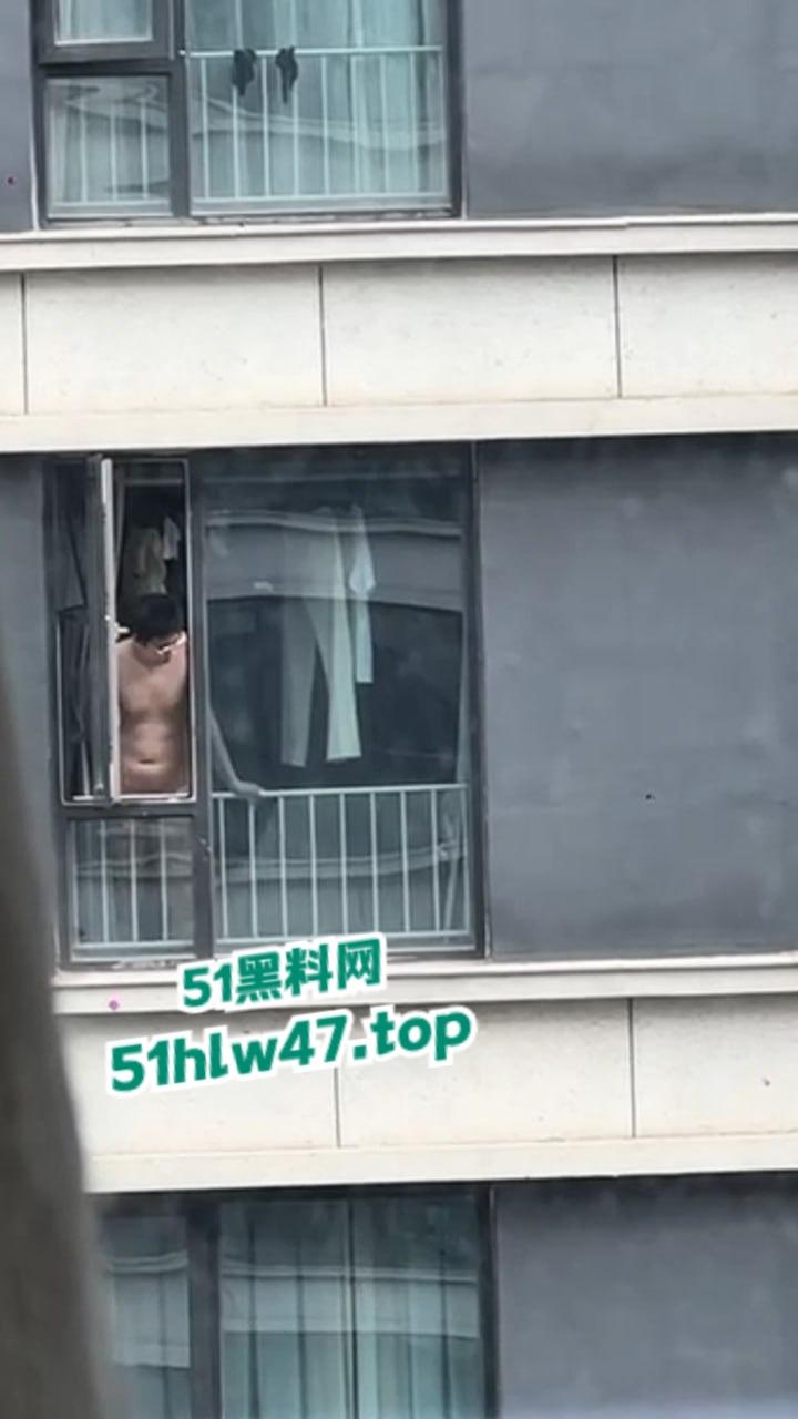 瓜友偷拍猥琐男遛鸟,光天化日打开窗户掏屌对窗外撸管,结果被对面拍下发到业主群里。-3
