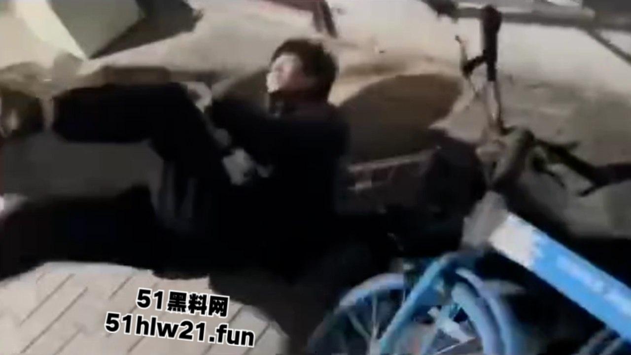 武汉国潮男孩手太欠，当街摸妹子屁股耍流氓被高街小子正义出手一顿暴揍！-5