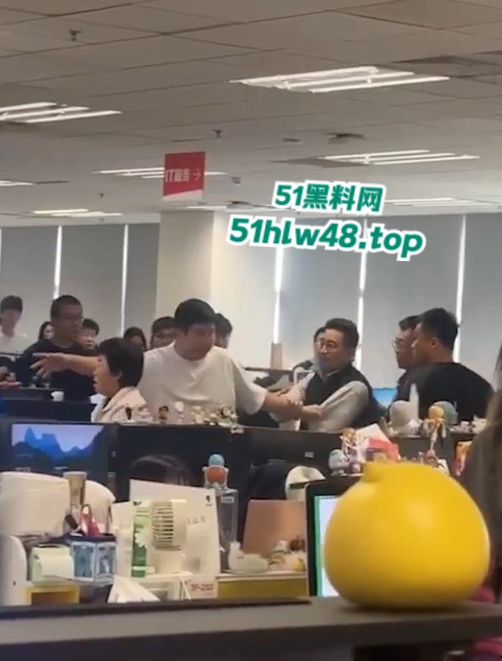 京东员工神操作借职务之便，睡供应商老婆被老公发现后，携全家到公司讨要说法。-6