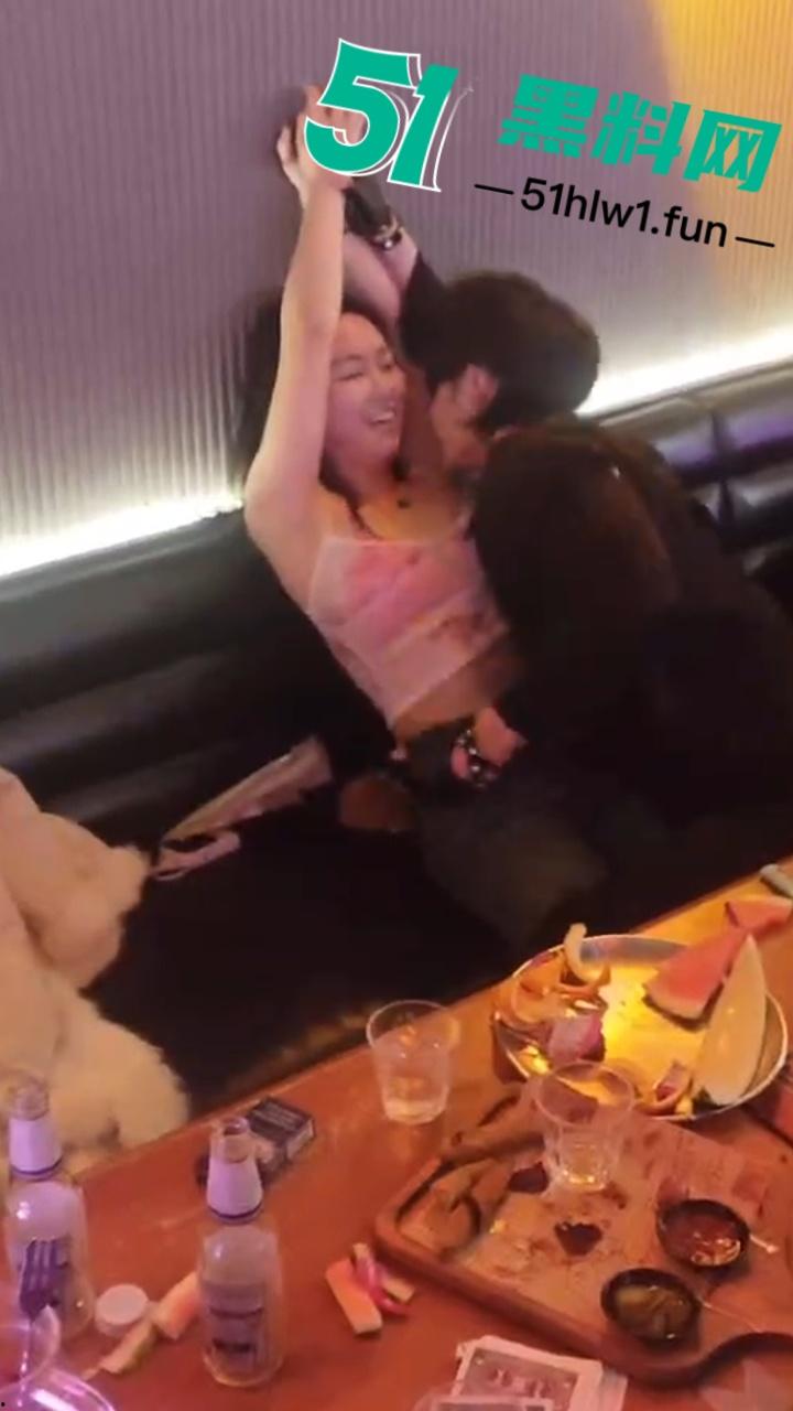 实拍上海商K富婆们的快乐生活,性感小富婆叫少爷裸露腹肌激情热舞,玩的富婆脸都红了。-1